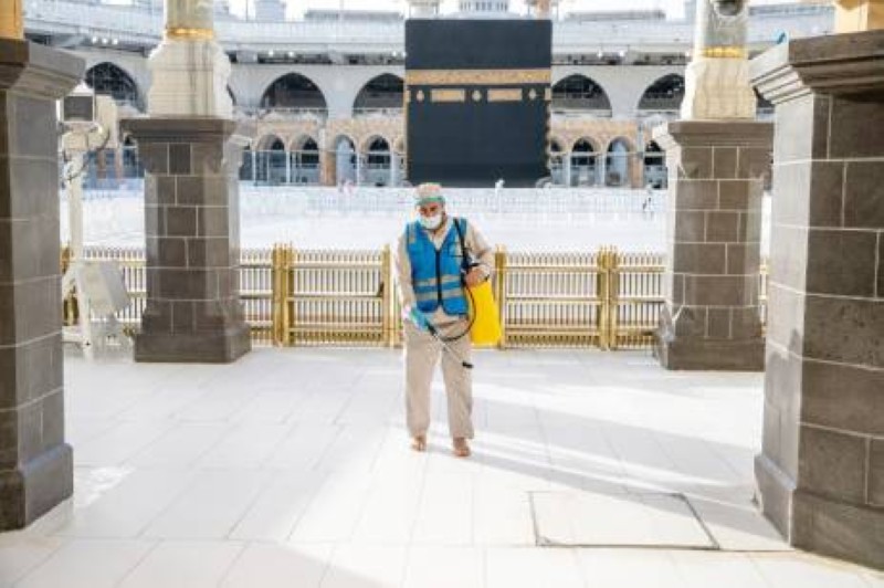 تعقيم المسجد الحرام 