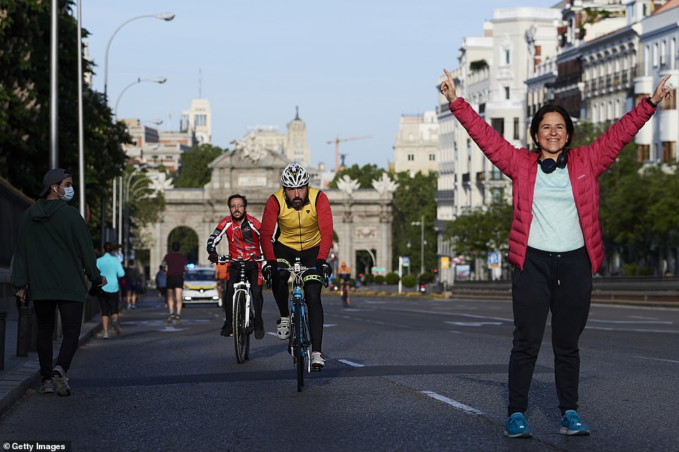 الاسبان يغزون الشوارع بالدرجات رغم كورونا