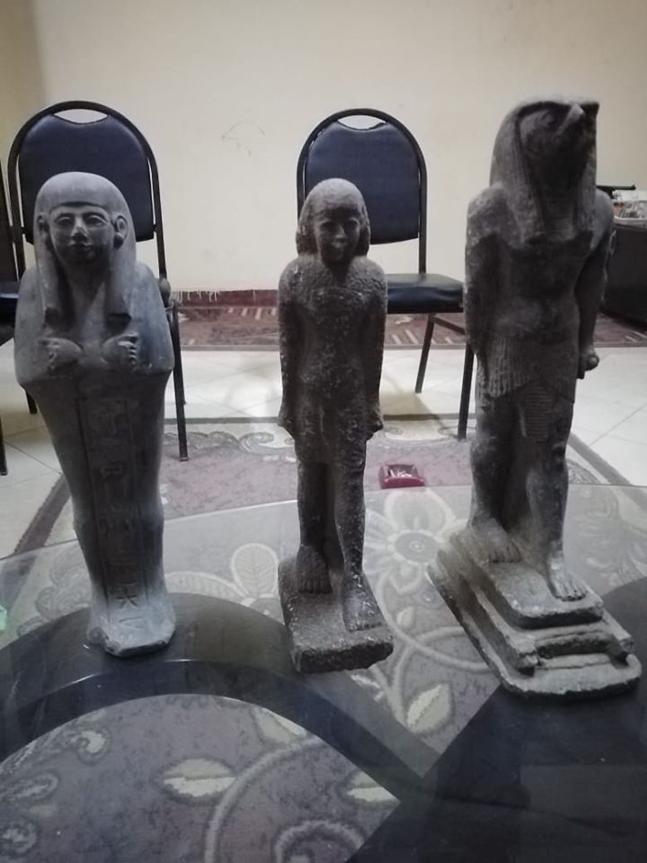 ضبط 3 متهمين بحوزتهم قطع أثرية أثناء معاينة الشراء بقنا