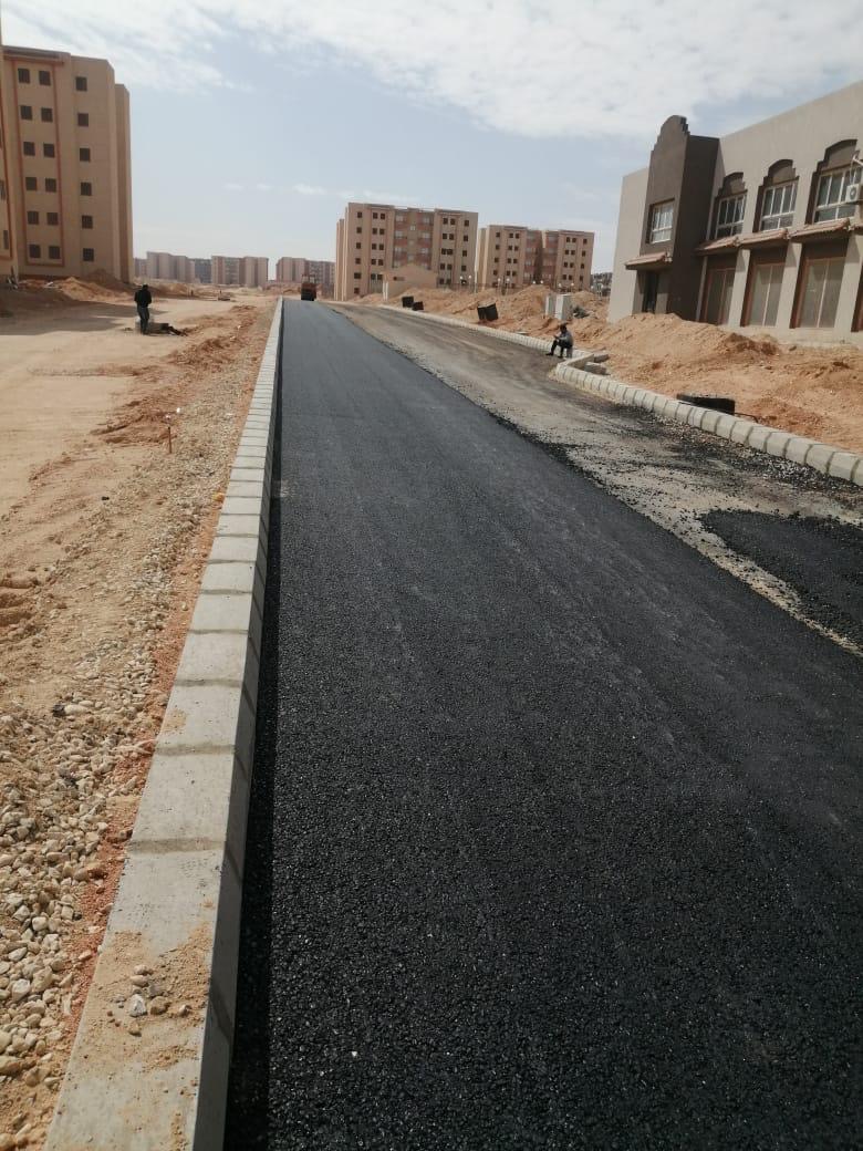 جانب من أعمال رصف الطرق بقطاع د فى الـ800 فدان