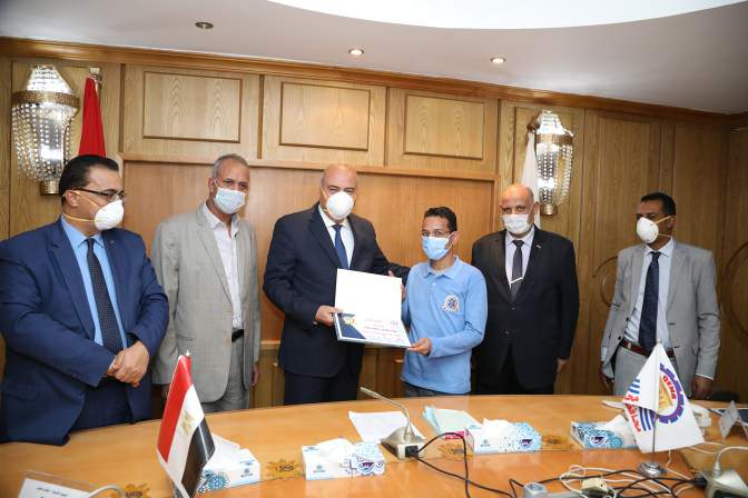 محافظ قنا يكرم عدد من العاملين بالاسعاف لجهودهم 