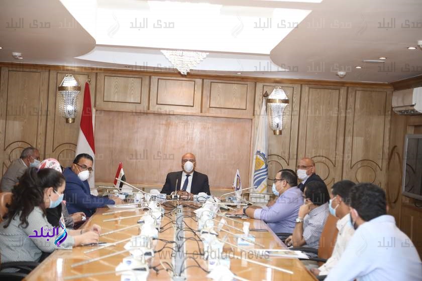 الاجتماع الذي عقده محافظ قنا