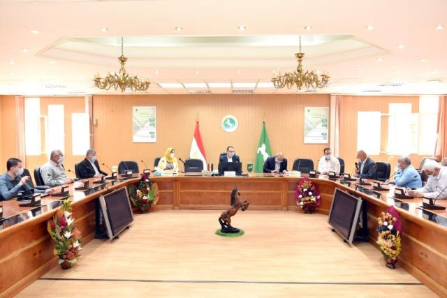 محافظ الشرقية يجتمع مع مسؤولي السكك الحديدية