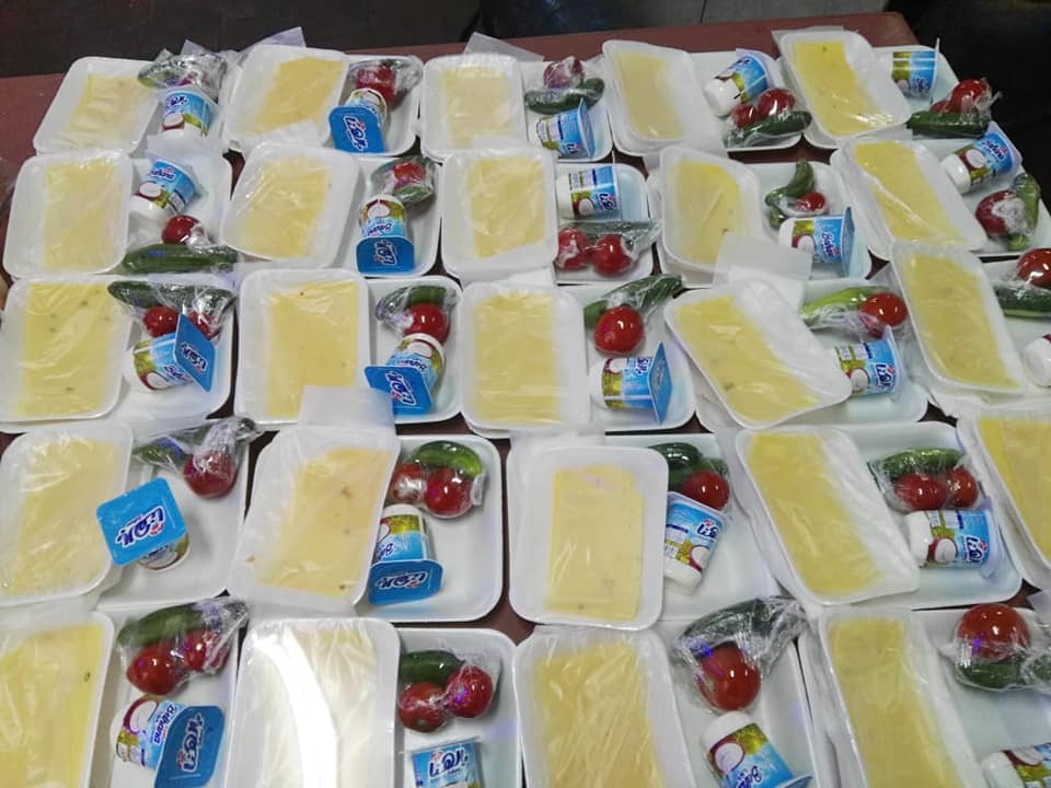 الوجبات المخصصة للمصابين بفيروس كورونا في مستشفى العزل