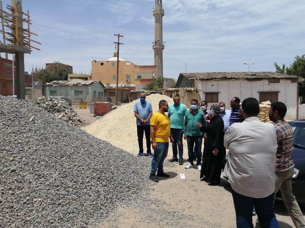 رئيس مدينة سفاجا تتفقد إنشاء مبنى إدارة التموين بتكلفة ١.٨ م