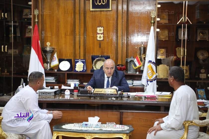 محافظ قنا يلتقي ١٠٥ مواطن في مكتبه لدراسة و حل مشكلاتهم