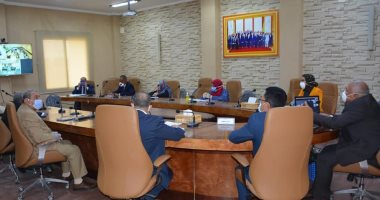 محافظ الوادى الجديد يترأس المجلس التنفيذي ويتابع مستجدات كور