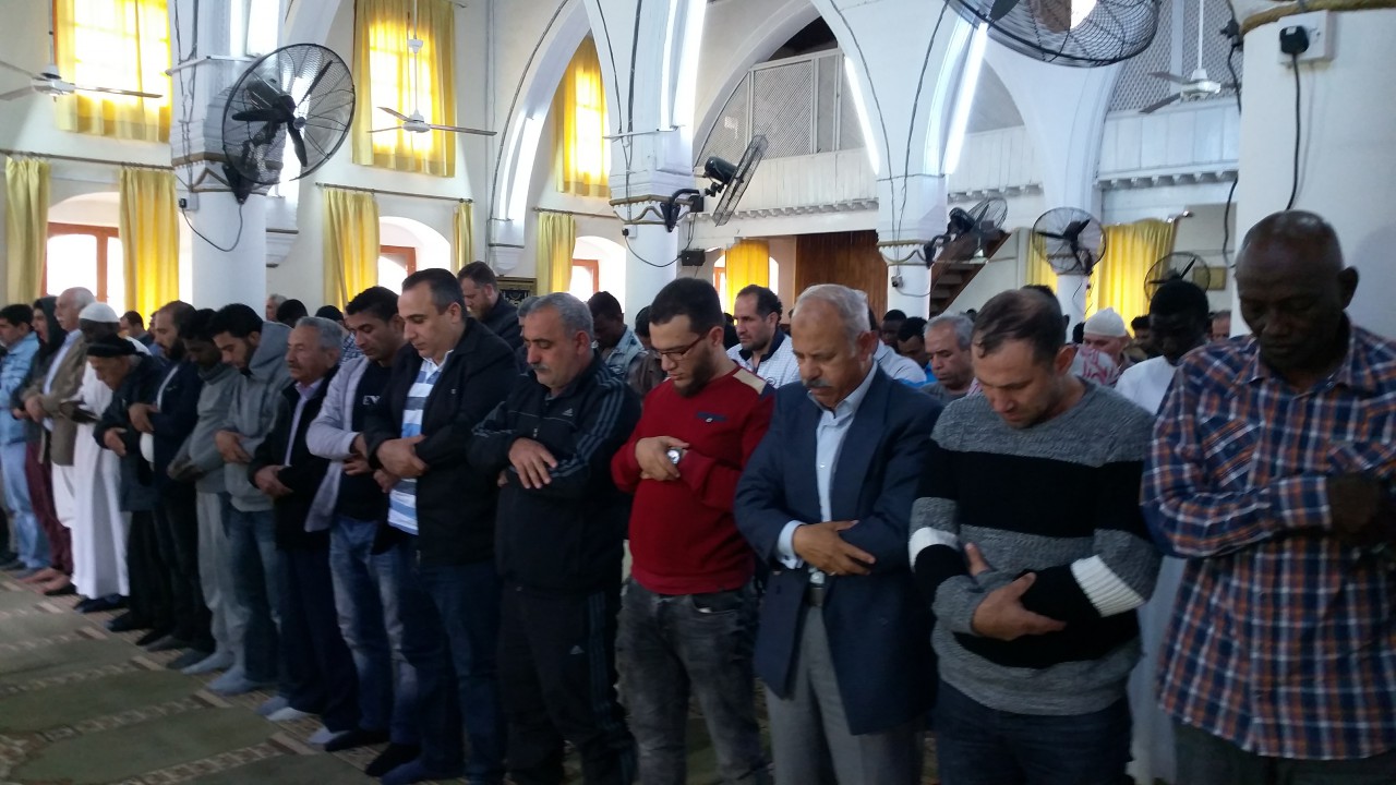 حكم إغماض العينين أثناء الصلاة