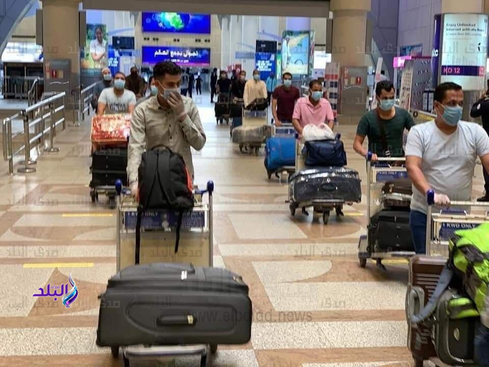 المصريين في مطار الكويت