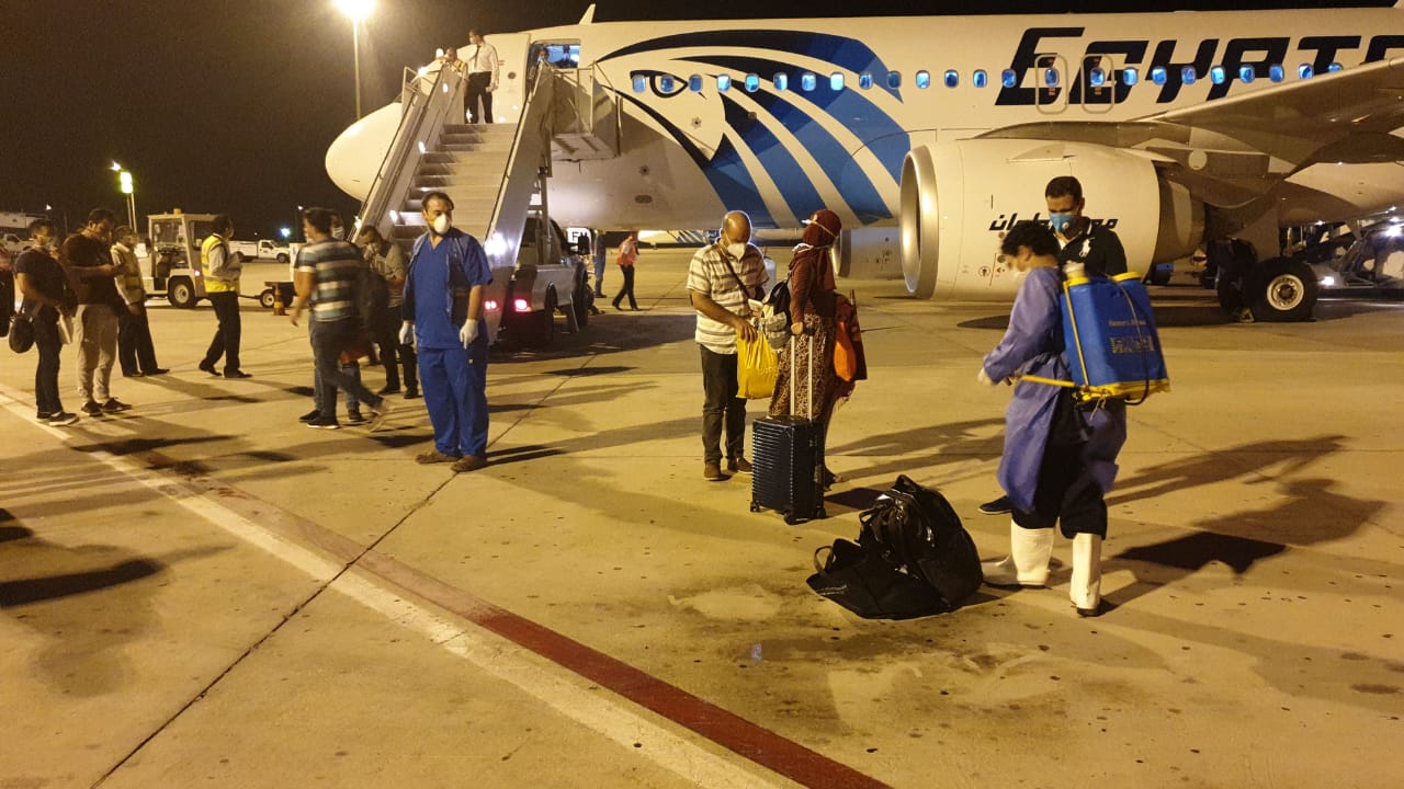 طائرة مصر للطيران في مطار مرسى علم