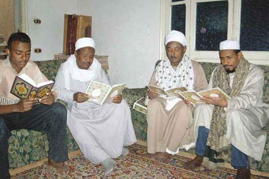 الشيخ عبد العظيم العطواني يتوسط أبناء قريته