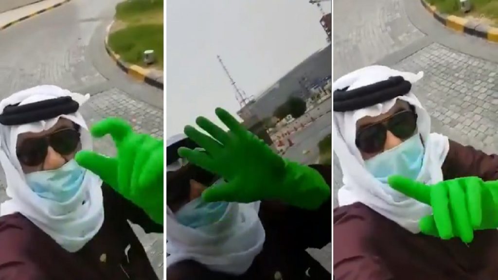 شاب سعودي يطالب المواطنين بالبقاء في المنزل