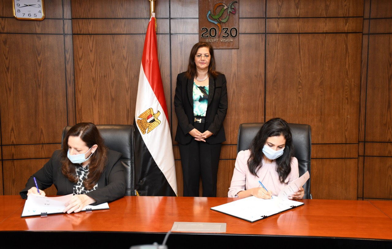 مذكرة تفاهم بين المعهد القومي للإدارة ومؤسسة ساويرس للتنمية 