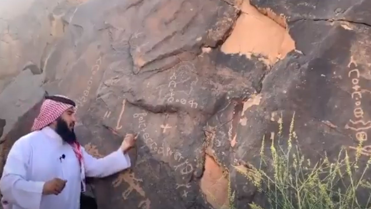 نقوش بأحد مغارات جبال تبوك