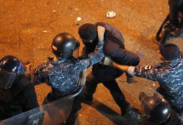 معتقلين