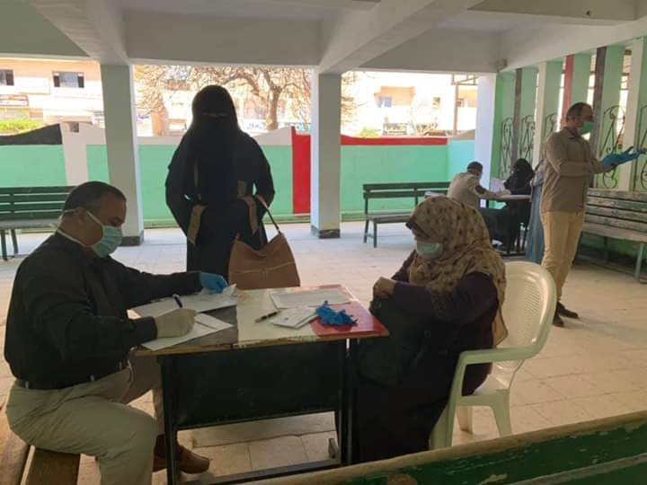 تسليم المشروع البحثي للطلاب بالمدارس الابتدائية