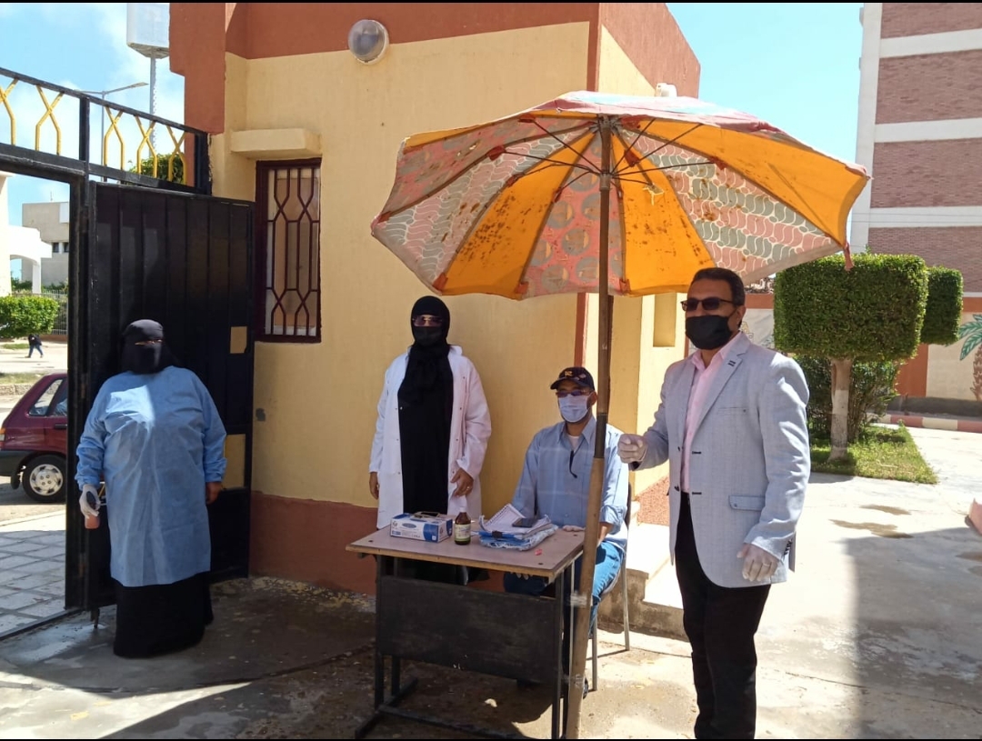  تسليم الطلاب للمشروعات البحثية الورقية بالمدارس الابتدائية 