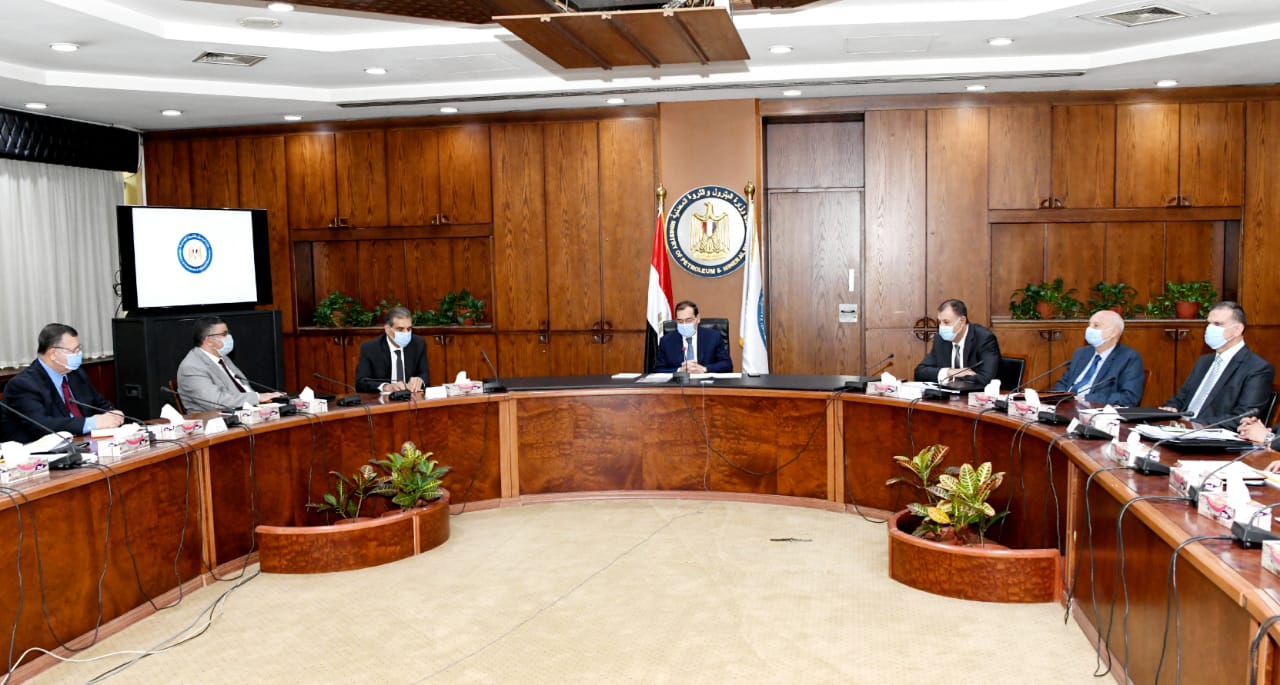 وزير البترول خلال الإجتماع