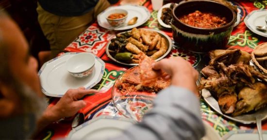 فدية الإفطار في رمضان .. حكم تعجيل إخراجها قبل نهاية الشهر