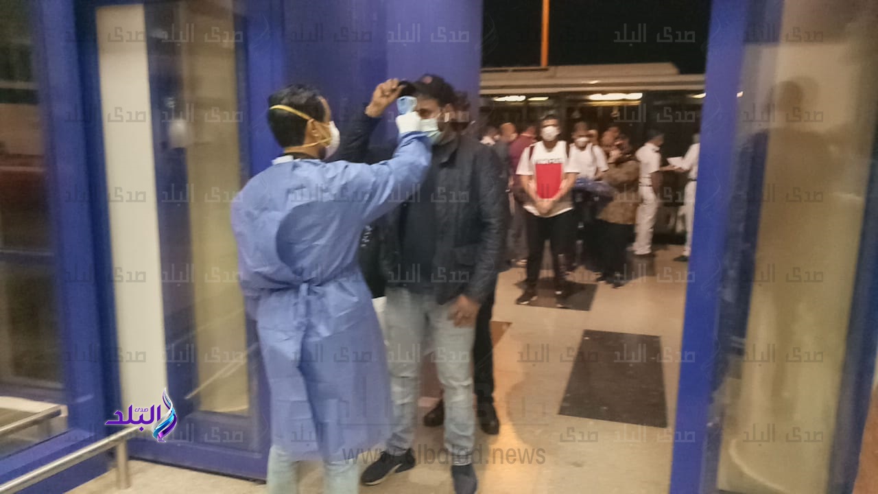رحلة طيران تقل 87 مصريا عالقا بإنجلترا