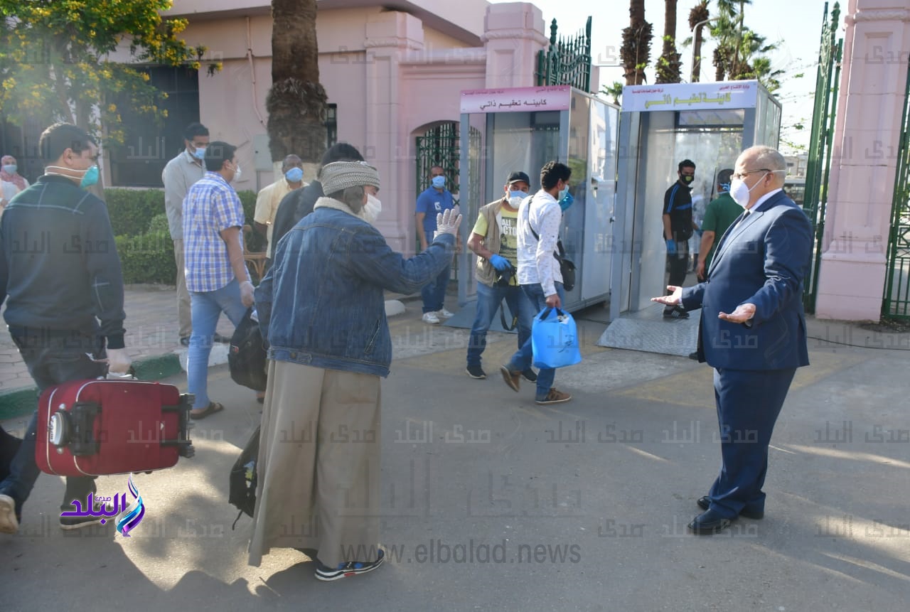 رئيس جامعة القاهرة يستقبل العائدين من الخارج