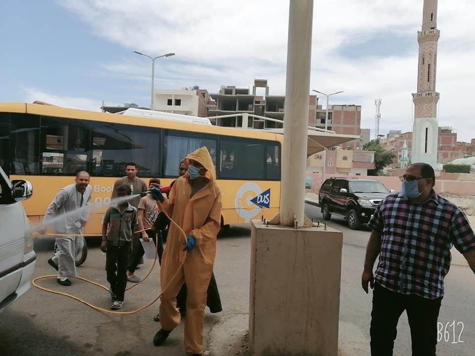 تعقيم وتطهير مواقف السيارات الأجرة بمدينة الغردقة