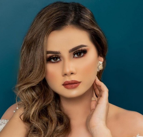 الفنانة منة عرفة