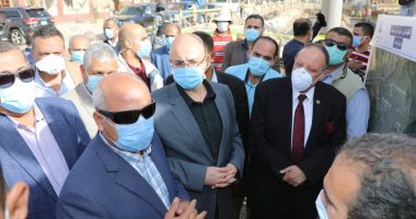 وزير النقل كامل الوزير يرتدى الكمامة