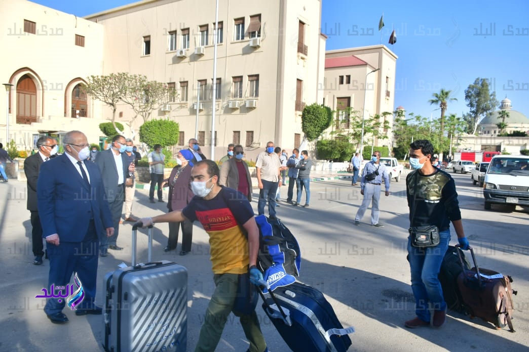 رئيس جامعة القاهرة يستقبل العائدين من الخارج