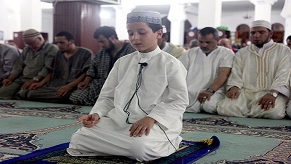 حكم إمامة الصبي للنساء في البيت؟ الإفتاء تجيب