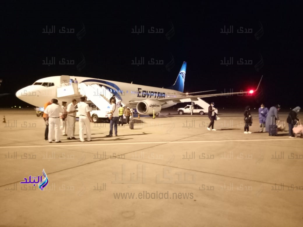 وصول رحلة طيران لمرسى علم تقل 152 راكب مصريا من الكويت
