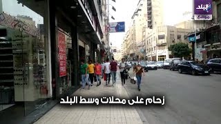 اقبال المصرين علي محلات الكحك و الملابس