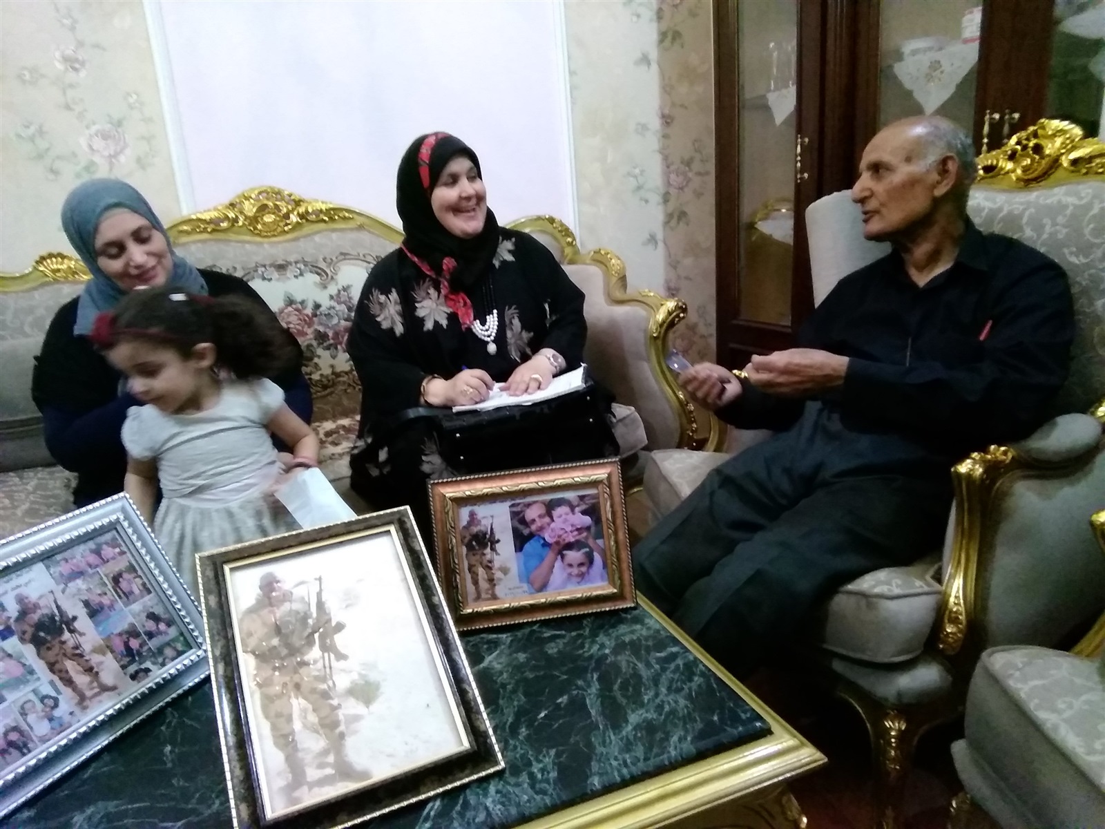 محررة صدى البلد تتوسط أسرة الشهيد رامي حسنين 
