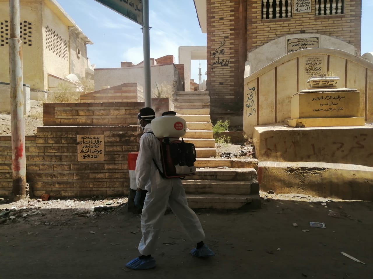 رش وتعقيم قرى البحيرة 