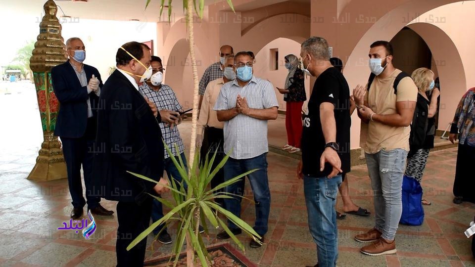 جانب من استقبال العائدين من الخارج