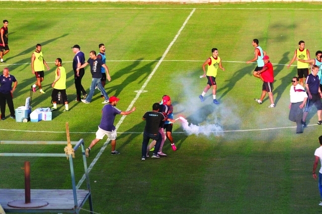 جانب من اقتحام جماهير الاهلي 