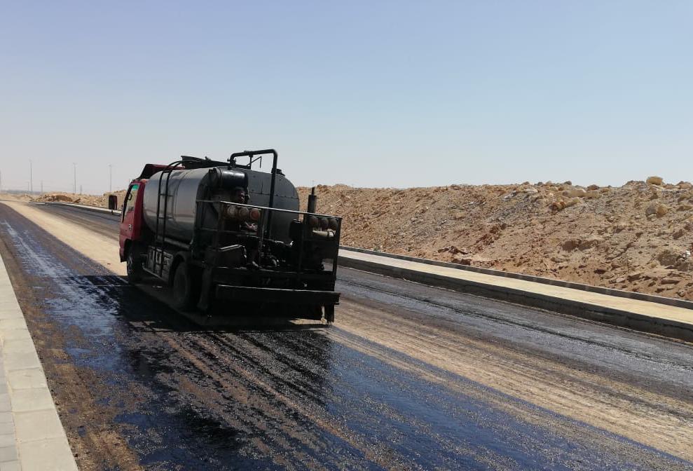 تنفيذ طبقة الأسفلت الرابطة بمشروع طرق بالشروق