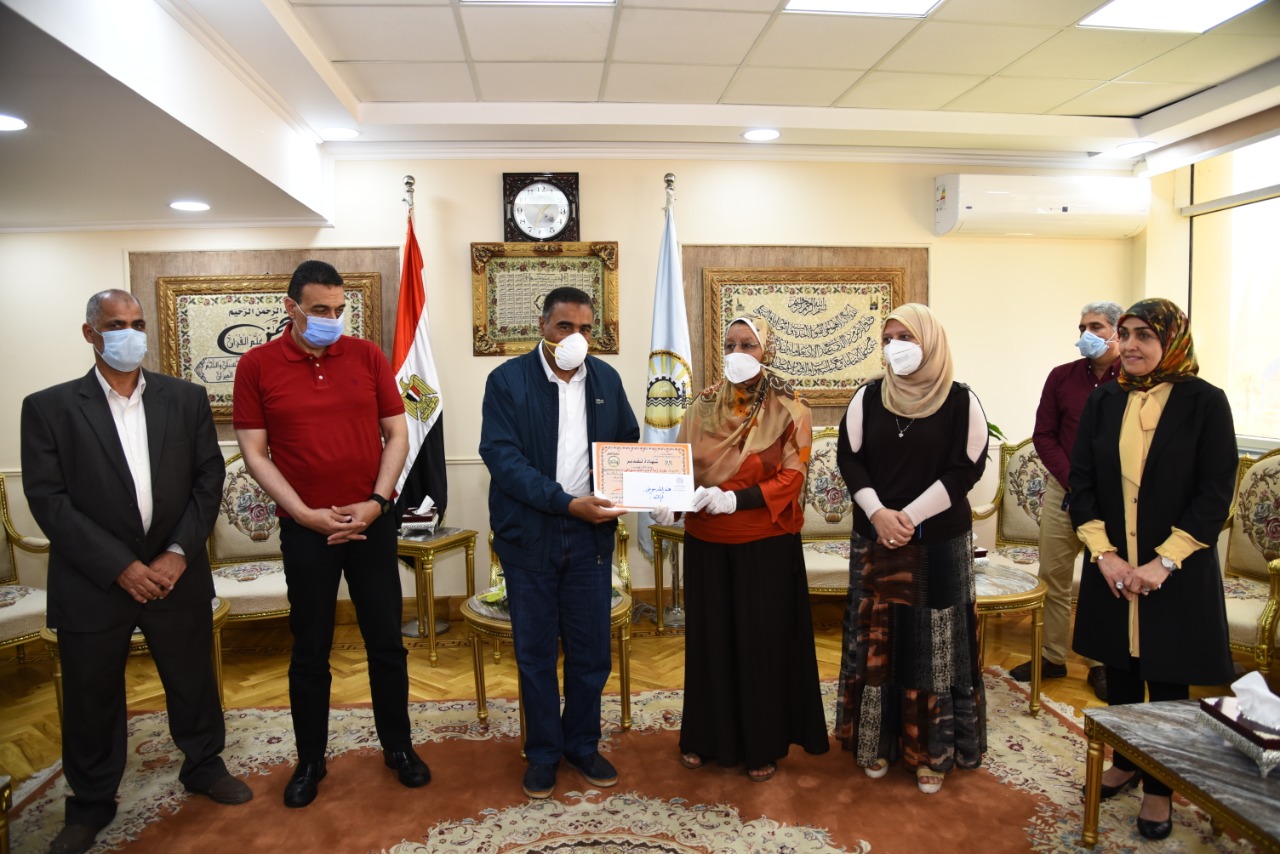 محافظ مطروح يكرم الامهات المثاليات