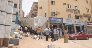 شاحنة تصطدم بعمارتين بأسوان