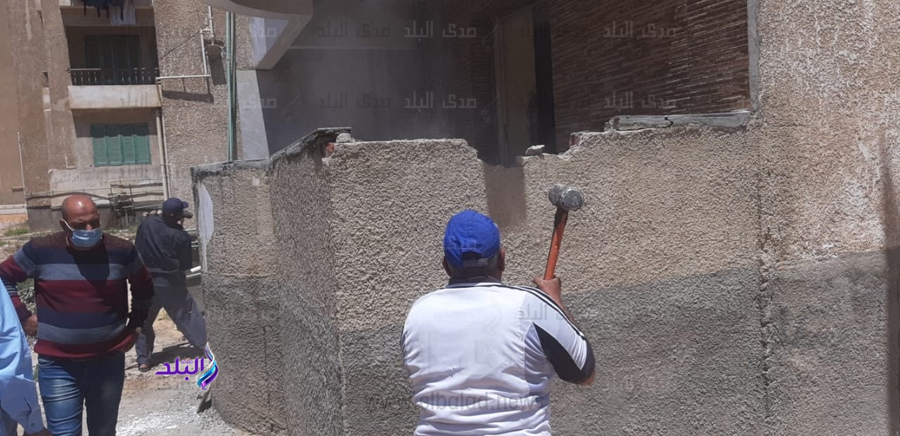 جهاز مدينة الشروق يزيل ١٠ حالات تعد من مالكي الوحدات السكنية