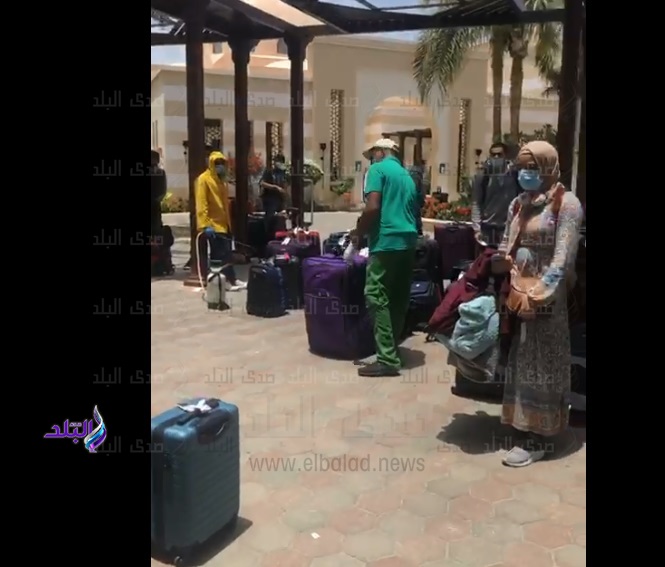 لحظة استقبال المصريين 