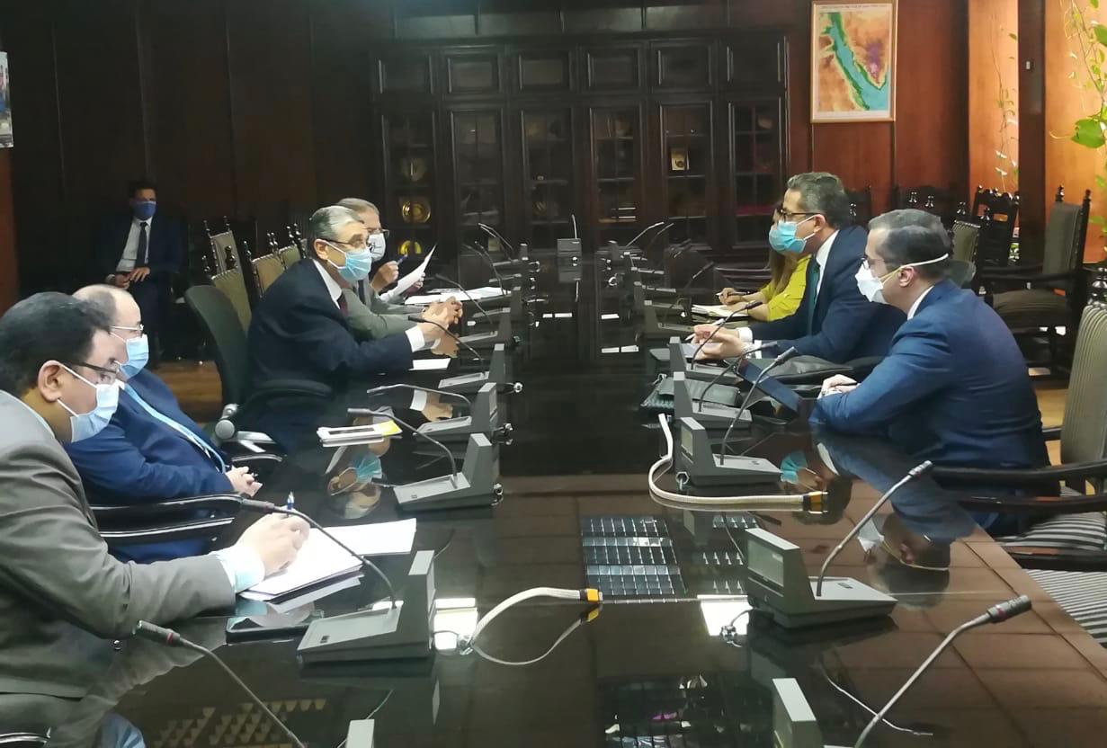 وزيرا السياحة والآثار والكهرباء 