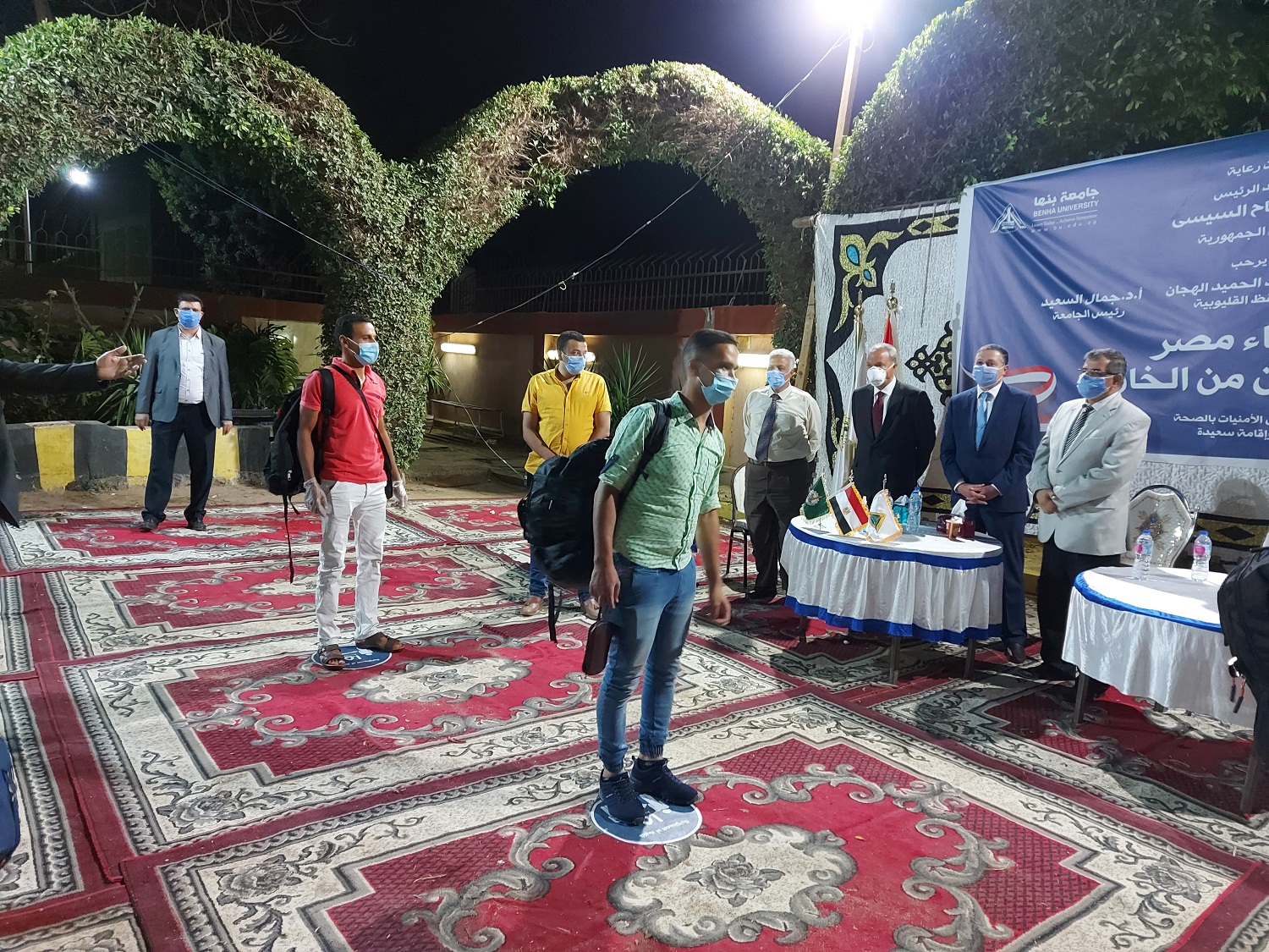 جانب من استقبال العائدين من الخارج