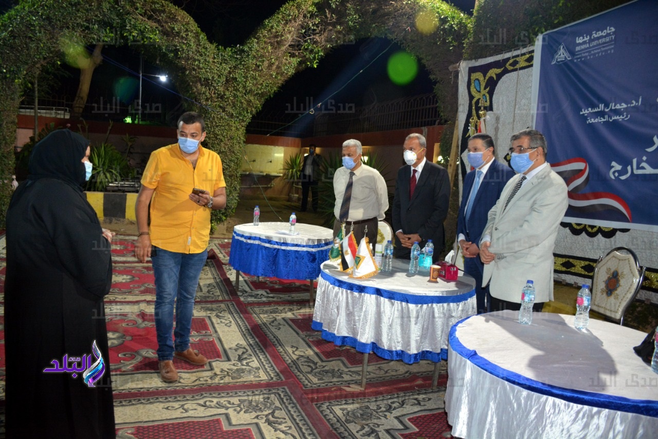 جانب من استقبال العائدين من الخارج