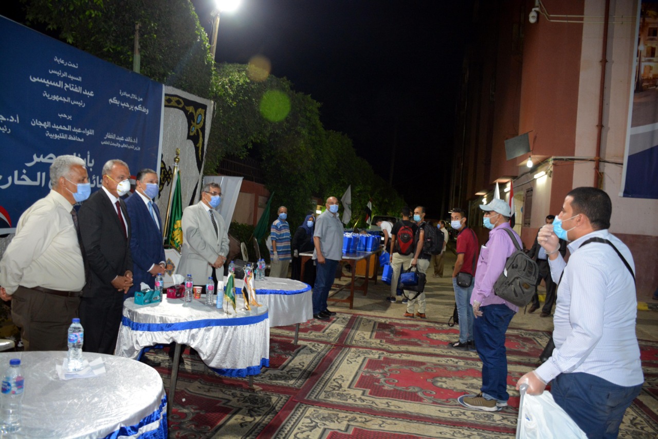جانب من استقبال العائدين من الخارج