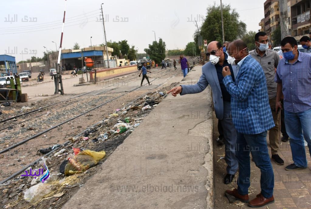  محافظ أسوان يشدد على رفع الإشغالات وتكثيف أعمال النظافة