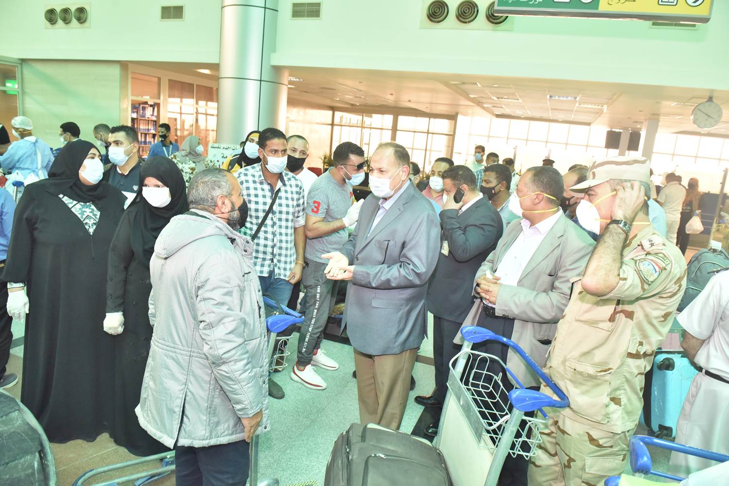 محافظ أسيوط يستقبل المصريين العالقين بالخارج 