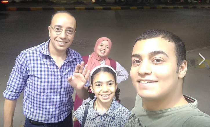 المحامي أحمد الجيزاوي مع أسرته 