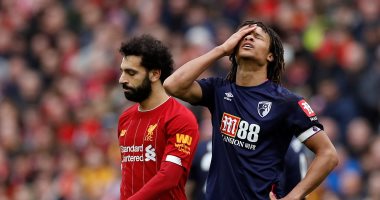 محمد صلاح بجوار أحد لاعبي بورنموث