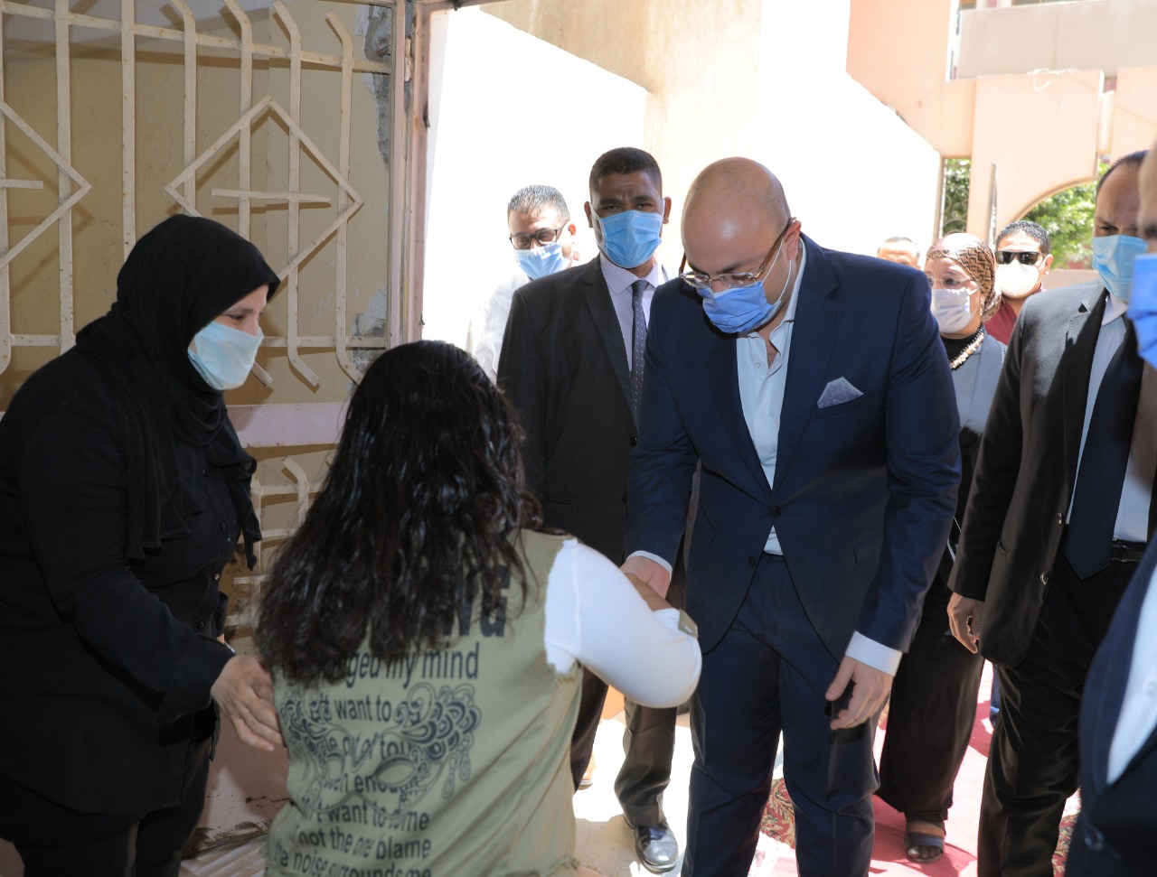 محافظ بني سويف يزور مؤسسة رعاية الأيتام ويقدم لهم العيدية